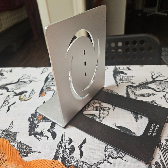 Portal 2 ThinkGeek Bookends Aluminium Video Game Decor - Picture 9 of 12